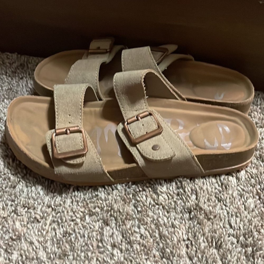 Sandals - Picture 2 of 3